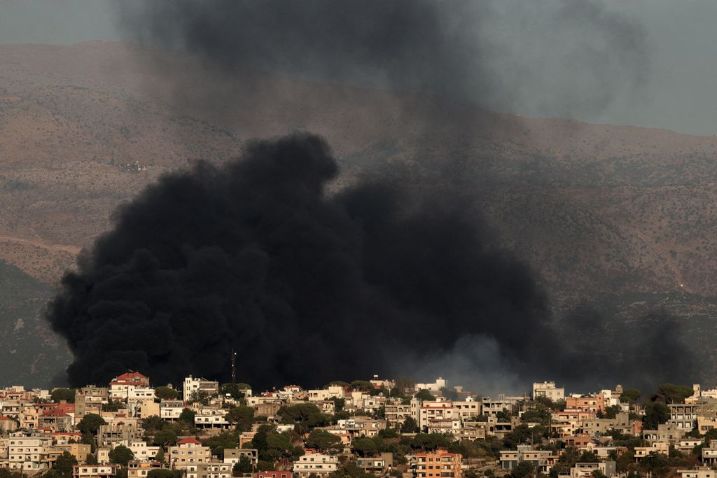 Asap mengepul selama pengeboman Israel di Desa Khiam, Lebanon selatan, 23 Agustus 2024, di tengah bentrokan lintas batas yang sedang berlangsung antara pasukan Israel dan pejuang Hezbollah. 