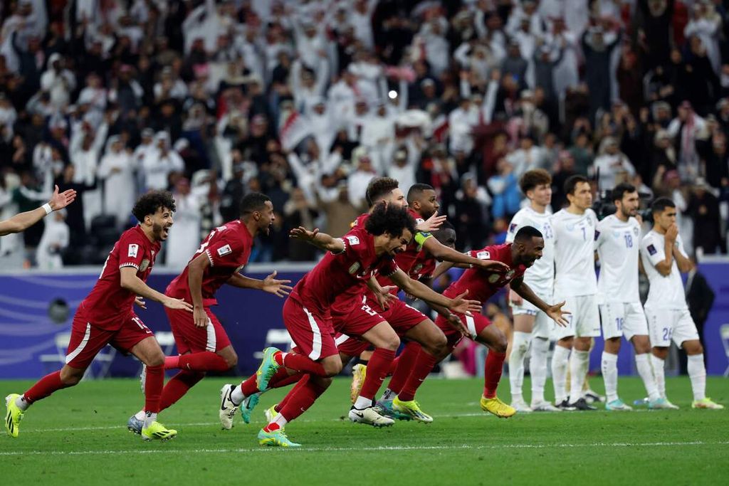 Pemain Qatar meluapkan kegembiraan setelah mengalahkan Uzbekistan dalam pertandingan perempat final Piala Asia 2023 di Stadion Al Bayt, Al Khor, Sabtu (3/2/2024).