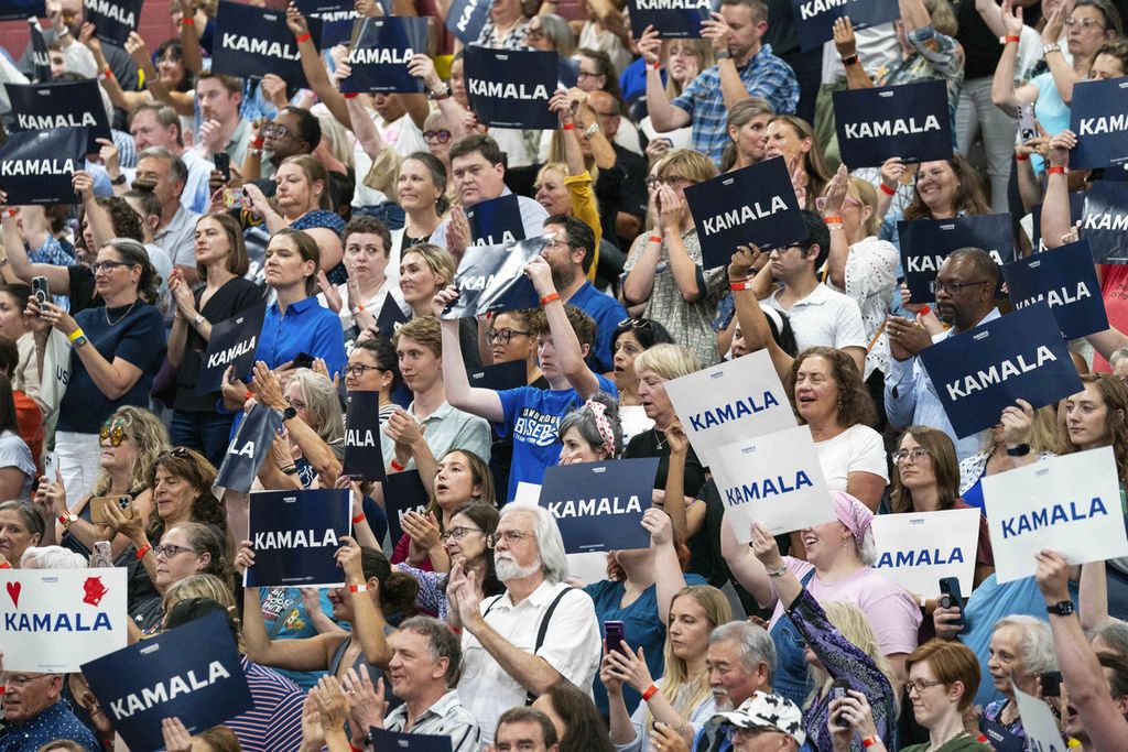 Para pendukung mengangkat tanda-tanda dukungan terhadap Wakil Presiden Kamala Harris saat ia berkampanye untuk presiden sebagai calon Demokrat dalam sebuah acara di West Allis Central High School pada Selasa (23/7/2024), di West Allis, Amerika Serikat. 