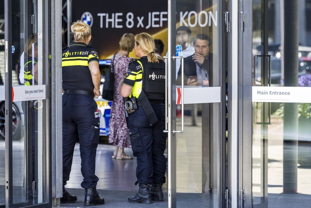 Kepolisian Belanda beridiri menjaga pintu masuk TEFAF Art Fair di Maastricht, Belanda, 28 Juni 2022, menyusul perampokan di tempat tersebut. 