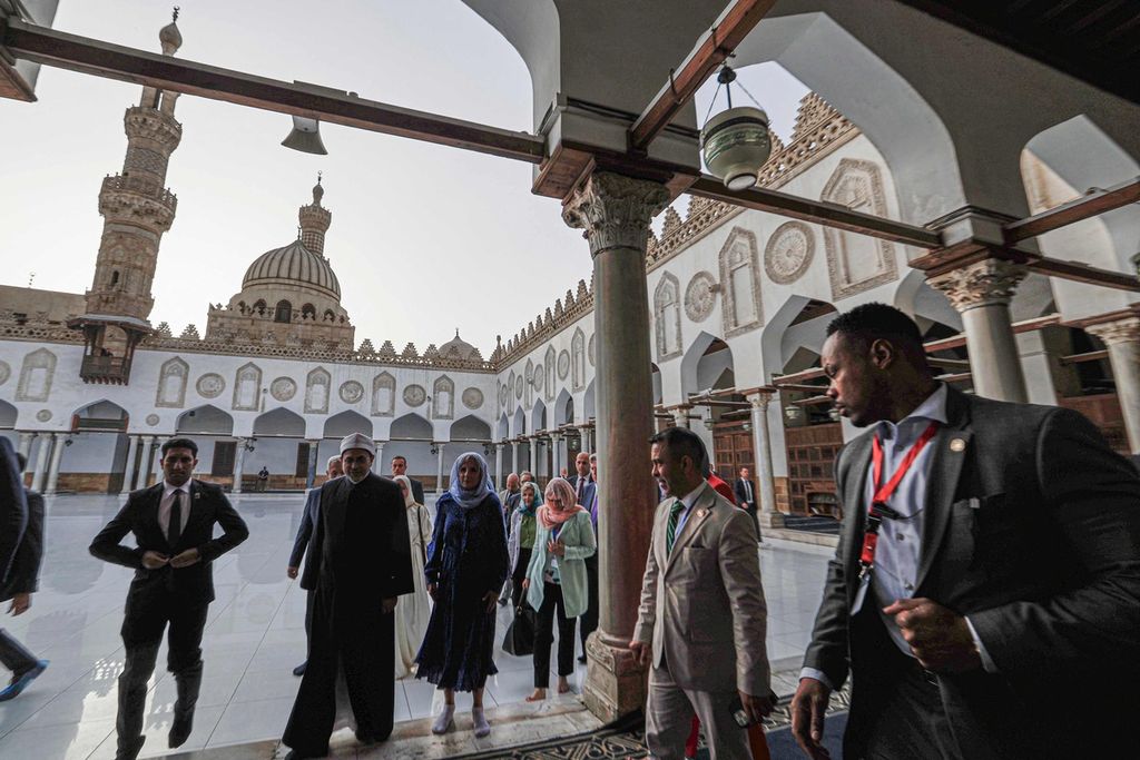Ibu Negara AS Jill Biden (tengah, kanan) berjalan bersama Pemimpin Universitas Al-Azhar Mohamed Al-Mahrasawy (tengah, kiri) dalam kunjungan Jill Biden ke Masjid Al-Azhar di Kairo, Mesir, 2 Juni 2023. 
