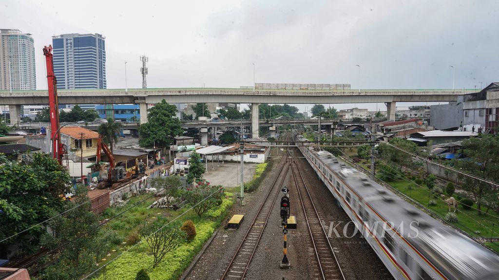 Kawasan Stasiun Kebayoran yang bersebelahan dengan pembangunan proyek Skywalk Kebayoran di Kebayoran Lama, Jakarta, Senin (27/6/2022). 