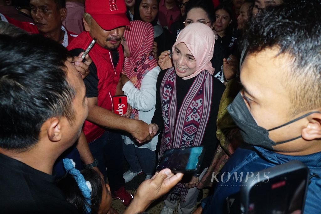 Siti Atikoh Suprianti, istri calon presiden nomor urut 3 Ganjar Pranowo, menyapa pendukungnya di kawasan kuliner Jalan Roda, Manado, Sulawesi Utara, Selasa (16/1/2024).