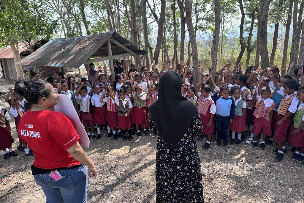 Siswa Sekolah Dasar Inpres Nenonaheun, Kecamatan Mollo Selatan, Kabupaten Timor Tengah Selatan, Nusa Tenggara Timur, mengikuti penyuluhan tentang kesehatan gigi yang diselenggarakan Plan Indonesia, Kamis (27/10/2023). 