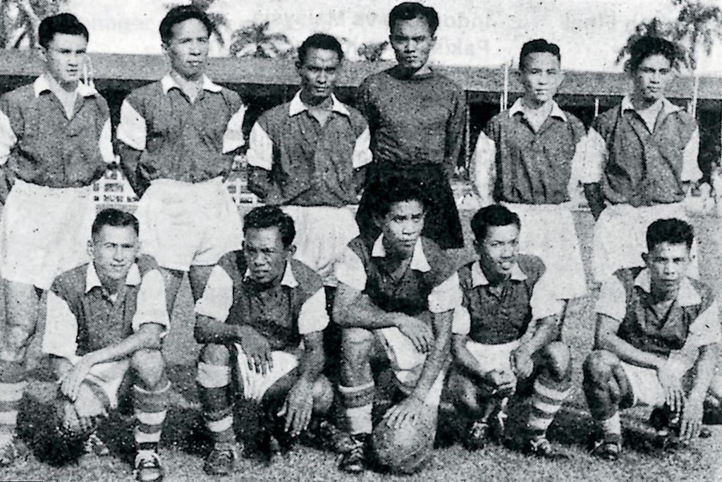 Tim nasional Indonesia pada tahun 1954 asuhan Tony Pogacnik. Berdiri, dari kiri: Kwee Kiat Sek, Ramlan Yatim, M Sidhi, Mursanjoto, Tan Liong Houw, Chaeruddin Siregar. Jongkok, dari kiri: Kho Thiam Gwan, Ramang, M Rasyid, Jusuf Siregar, Soegiono.