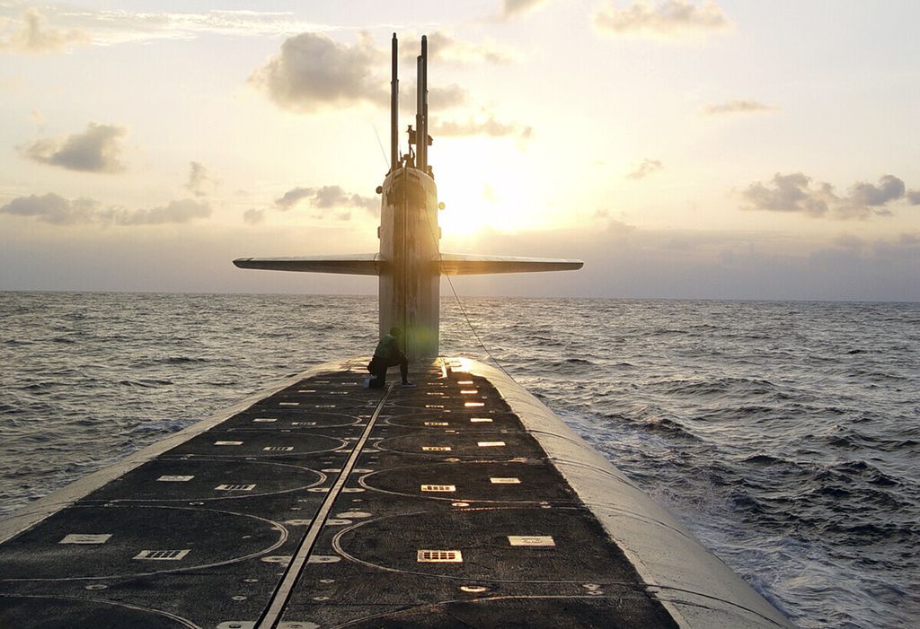 Dalam foto pada Januari 2008 ini terlihat geladak kapal selam nuklir Amerika Serika, UUS Wyoming, mendekati pangkalan Kings Bay. Pada 1 Agustus 2022, Indonesia mengusulkan pengaturan internasional soal alih teknologi kapal selam bertenaga nuklir. (Lt. Rebecca Rebarich/U.S. Navy via AP) 
