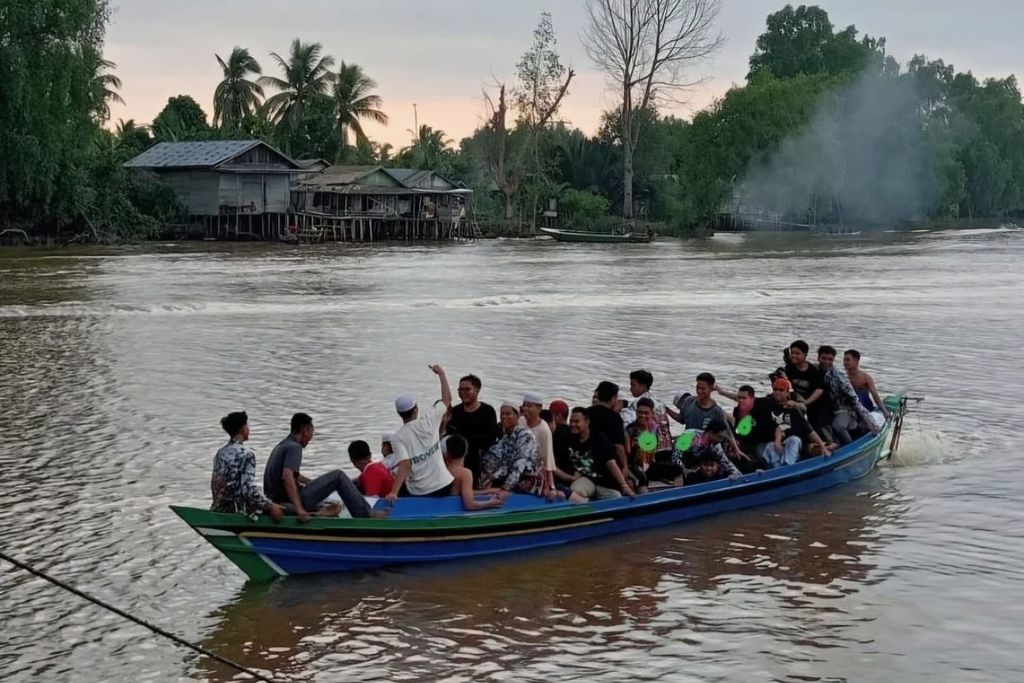 Perahu bermotor yang membawa rombongan santri sebelum karam di Sungai Barito, Kecamatan Aluh-Aluh, Kabupaten Banjar, Kalimantan Selatan, Minggu (27/10/2024) sore. 