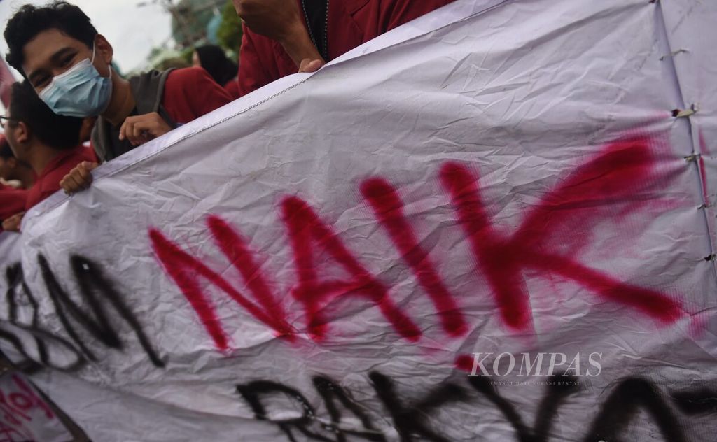 Mahasiswa Muhammadiyah Surabaya membawa spanduk saat unjuk rasa menolak kenaikan harga bahan bakar minyak di depan kantor DPRD Jawa Timur, Kota Surabaya, Selasa (6/9/2022). Gelombang unjuk rasa di sejumlah daerah terjadi pascakenaikan harga BBM pada Sabtu (3/9/2022).  
