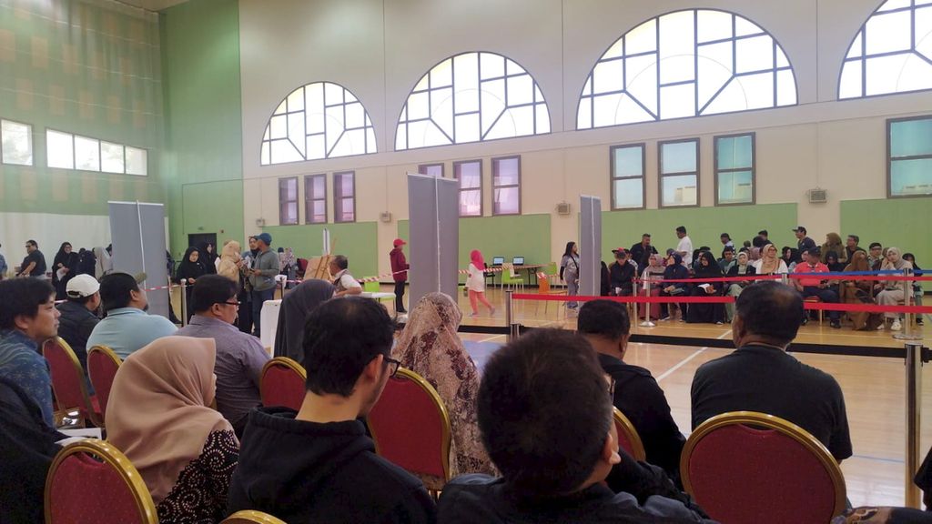 Terlihat suasana pemilu yang diikuti diaspora Indonesia di TPSLN yang digelar di kompleks Al Thakira Youth Center di Al Khor, Qatar, Jumat (9/2/2024). Di tempat ini ada 2 TPS yang digunakan WNI yang tinggal di wilayah Al Khor dan sekitarnya. 