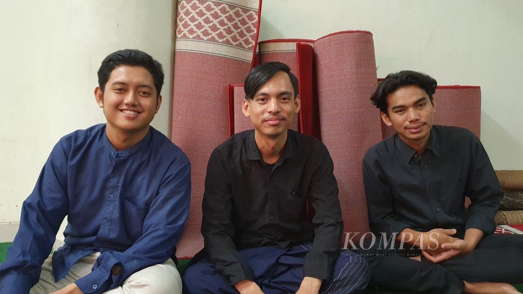 Marbot mahasiswa, Muhammad Haikal Abi (21), Abizar Al Ghifari (22), dan Adibya Ardhana (21), berfoto bersama di Masjid Al-Jami’ah Universitas Islam Negeri Syarif Hidayatullah, Ciputat, Tangerang Selatan, Senin (26/3/2024).