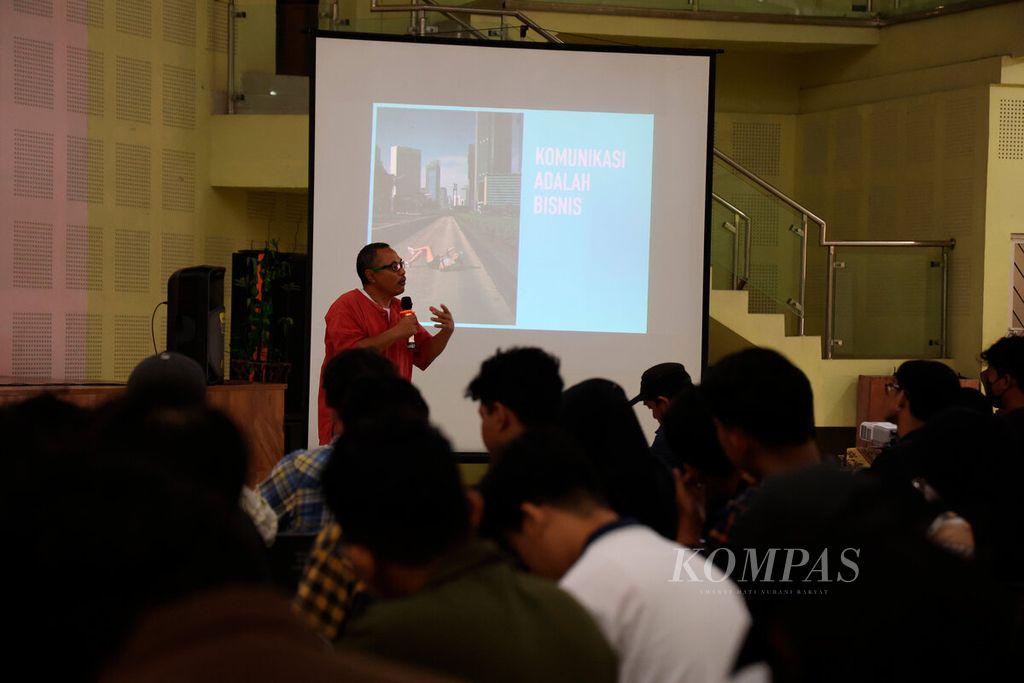 Beawiharta, pewarta foto senior, saat mengisi kuliah umum tentang tren foto jurnalistik di Program Studi Fotografi Fakultas Seni Rupa dan Desain ISI Surakarta di Kampus II ISI Surakarta, Kota Surakarta, Selasa (28/2/2023). 