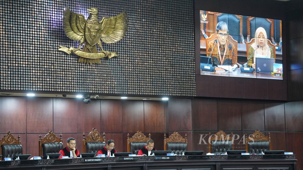 Majelis hakim konstitusi mendengarkan pembacaan petitum permohonan pada Sidang Pendahuluan Uji Materi Pasal 222 UU No 7/2017 tentang Pemilihan Umum terkait Ambang Batas Pencalonan Presiden di Mahkamah Konstitusi, Jakarta, Rabu (7/8/2024). 