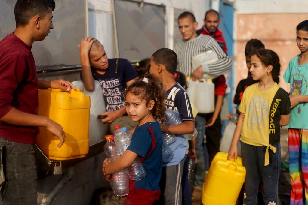 Anak-anak Gaza mengantre jatah air bersih di Rafah pada Selasa (24/10/2023). Ketersediaan air di Gaza semakin terbatas sejak Israel memblokade total Gaza dua pekan lalu. 
