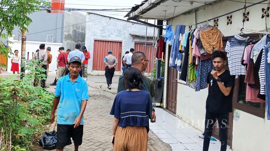The activities of residents and occupants of boarding houses in RT 007 RW 002, Kampung Poncol, Babakan Village, Setu District, South Tangerang City, on Monday (6/5/2024) afternoon, appeared to be conducive.