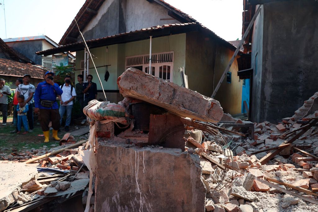 Tembok rumah warga yang hancur setelah gempa mengguncang di Kampung Ketandan, kecamatan Batang, Kabupaten Batang, Jawa Tengah, Senin (8/7/2024). 