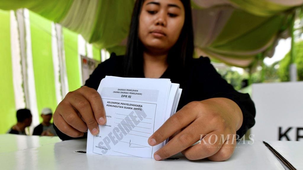 Warga memasukkan surat suara ke dalam kotak suara saat berlangsung simulasi pemungutan suara dan penghitungan suara Pemilu 2019 di Kecamatan Cengkareng, Jakarta Barat, Selasa (9/4/2019).