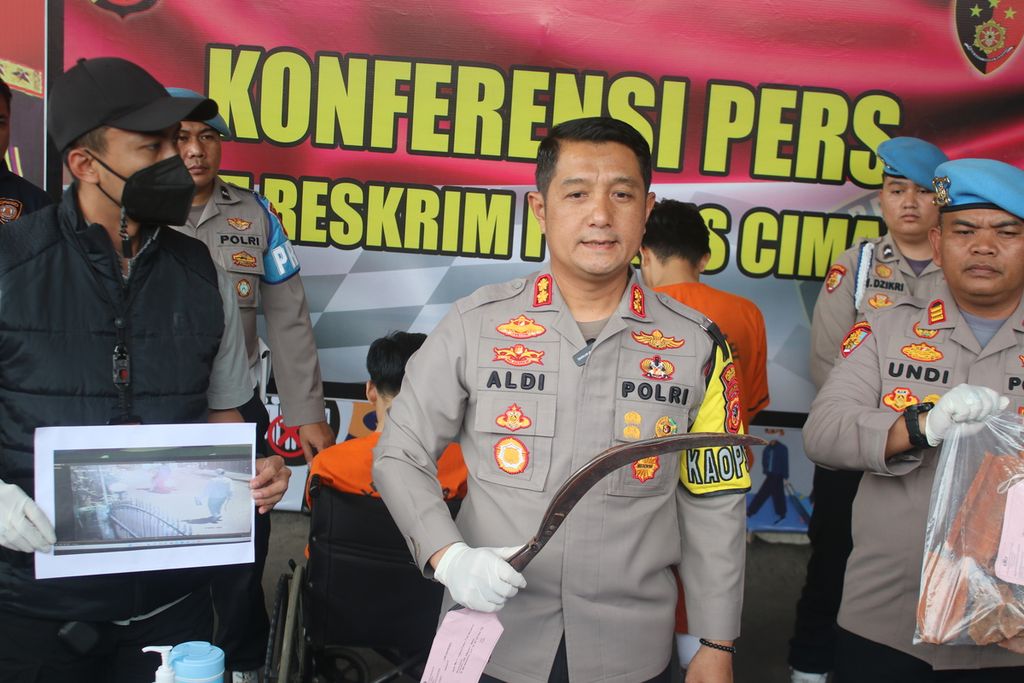 Kepala Polres Cimahi Ajun Komisaris Besar Aldi Subartono menunjukkan senjata sajam yang menjadi barang bukti dari tindak kejahatan jalanan  di Markas Polres Cimahi, Jawa Barat, Rabu (8/2/2023).