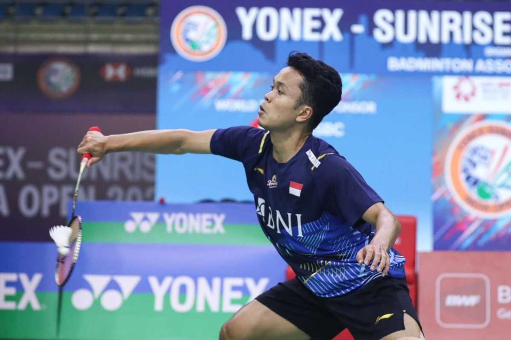 Pebulu tangkis Indonesia Anthony Sinisuka Ginting mengembalikan kok ke pemain Jepang Kanta Tsuneyama pada babak pertama India Terbuka BWF World Tour Super 750 di KD Jadhav Indoor Hall, New Delhi, Rabu (17/1/2024). Anthony menang dengan skor 16-21, 23-21, 21-17.