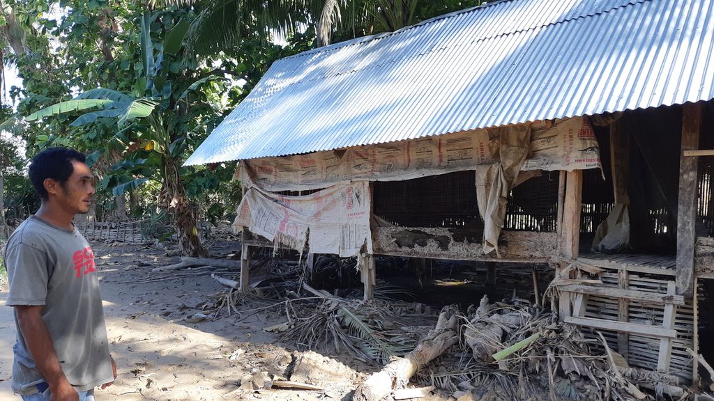 Tempat pemeliharaan ayam pedaging di Desa Fahiluka, Kecamatan Malaka Tengah, Kabupaten Malaka, Nusa Tenggara Timur, rusak diterjang banjir akibat siklon tropis Seroja seperti pada Rabu (21/4/2021).