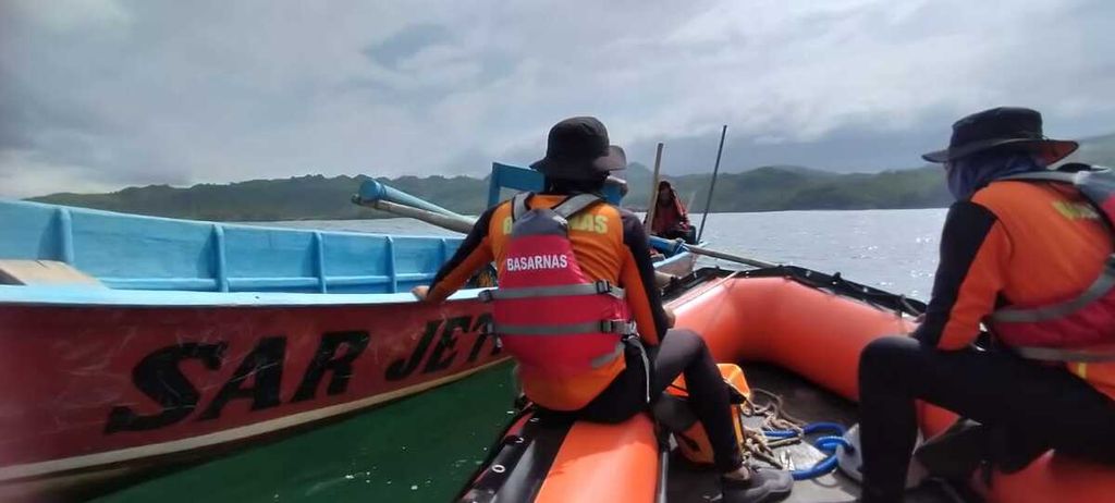 Tim SAR gabungan berupaya mencari korban tenggelam di Pantai Jetis, Kabupaten Cilacap, Jawa Tengah, Sabtu (30/12/2023). Tiga wisatawan terdiri dari ayah dan dua anaknya meninggal akibat terseret ombak.