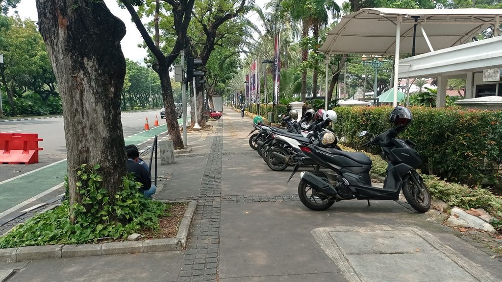 Sepeda motor parkir di trotoar di Jalan Medan Merdeka Selatan, Selasa (20/9/2022).