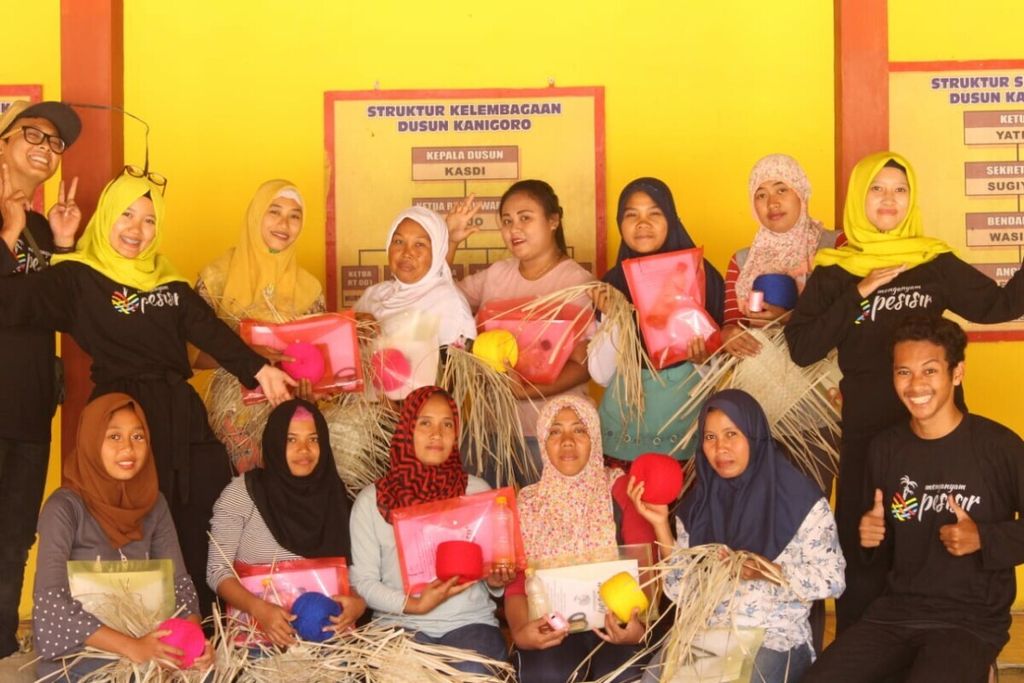 Ilustrasi <i>Sociopreneur</i>. Tim Menganyam Pesisir bersama ibu rumah tangga binaan di Gunungkidul, Yogyakarta. Menganyam Pesisir merupakan wirausaha sosial atau <i>sociopreneur</i> yang memproduksi aksesori dan kerajinan anyaman.