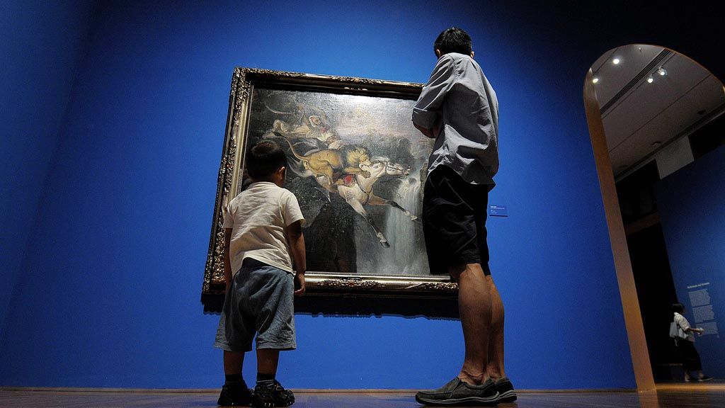 Seorang ayah mengajak anaknya melihat lukisan karya Raden Saleh di National Gallery Singapore, Sabtu (27/1). Pemerintah Singapura sangat aktif mengajak warganya untuk dapat mengapresiasi seni.