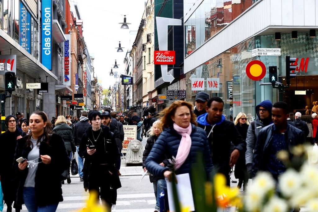 Warga Swedia berjalan di area perbelanjaan di kawasan Drottninggatan, Stockholm, Swedia, 8 Mei lalu.