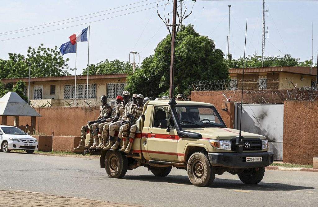 Polisi berpatroli di dekat Kedutaan Besar Perancis, di Niamey, Niger, 28 Agustus 2023. Ribuan orang berdemonstrasi di Niamey untuk menyuarakan dukungan terhadap kudeta militer, sementara Perancis bersikap menolak kudeta tersebut. 