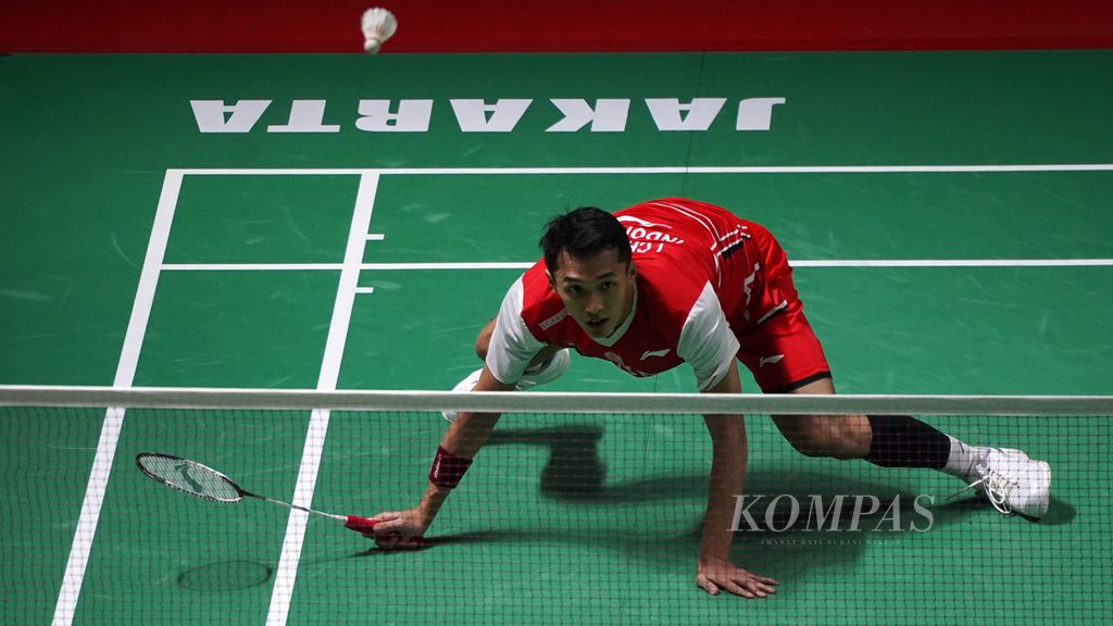 Jonatan Christie berusaha mengejar kok saat melawan Zhao Junpeng (China) pada babak pertama Daihatsu Indonesia Masters 2022 di Istora Gelora Bung Karno, Jakarta, Rabu (8/6/2022). 