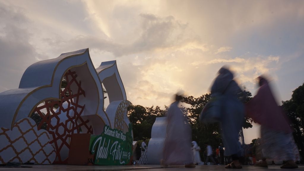 Menjelang shalat Idul Fitri 1 Syawal 1444 Hijriah di Taman Surya Balai Kota Surabaya, Jawa Timur, Sabtu (22/4/2023). Taman Surya merupakan satu di antara lebih dari 200 lokasi shalat Idul Fitri 2023 di Surabaya.