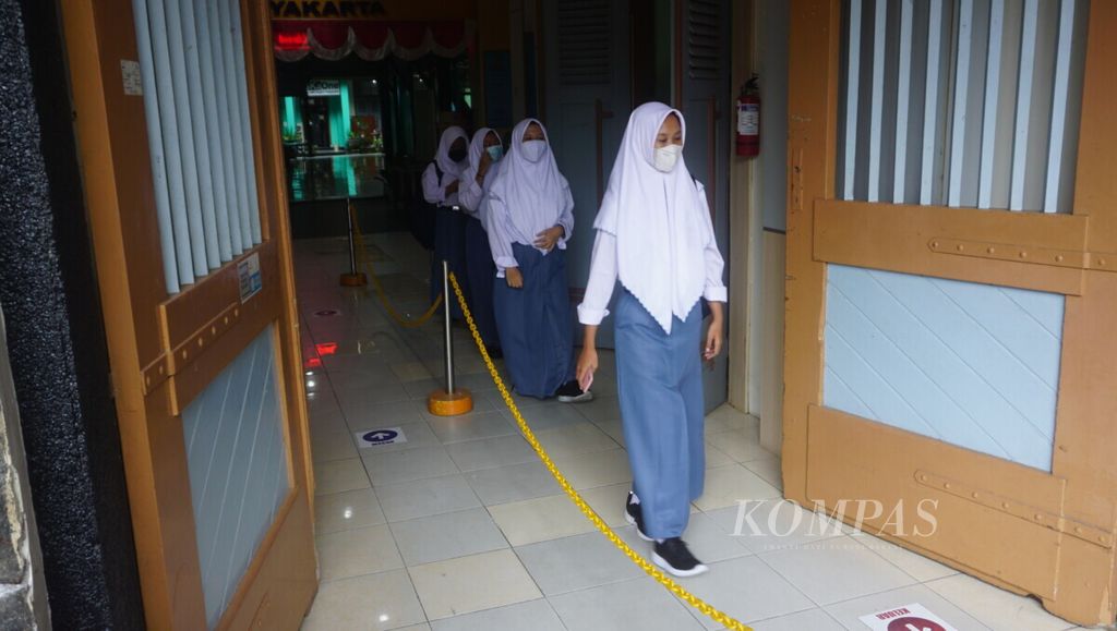 Siswi-siswi dari SMK Negeri 1 Yogyakarta keluar sekolah setelah selesai mengikuti uji coba pembelajaran tatap muka, Rabu (28/4/2021). 