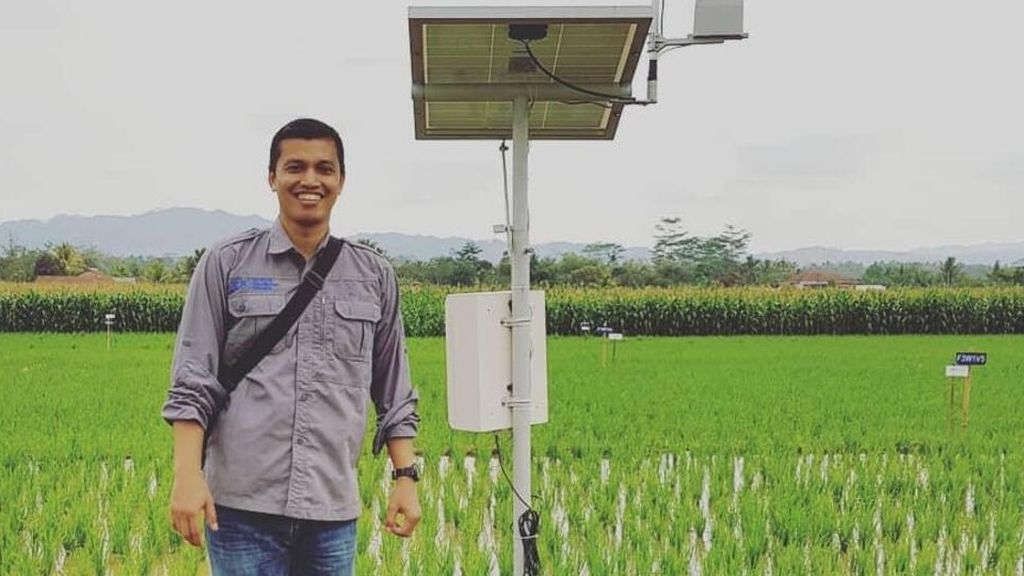 Melalui aplikasi sensor cuaca dan tanah, Bayu Dwi Apri Nugroho (41) membantu petani yang terdampak perubahan iklim. Aplikasi ini juga bermanfaat untuk meningkatkan produksi pertanian, termasuk mengurangi pemakaian pupuk dan air.