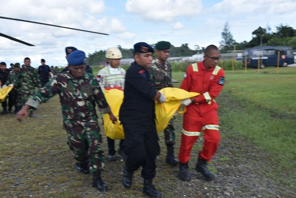 Evakuasi jenazah pekerja PT Istaka Karya dari Distrik Yall, Kabupaten Nduga, ke Timika pada Jumat (7/12/2018).