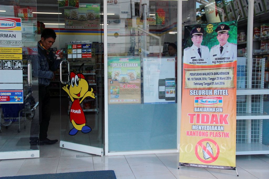 Poster berisi pemberitahuan tentang peniadaan kantong plastik dipasang di depan salah satu ritel modern di Banjarmasin, Kalimantan Selatan, Selasa (7/6). 