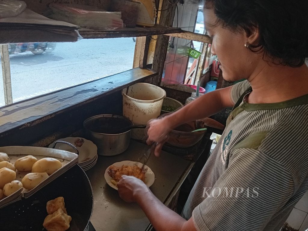 Seporsi tahu tek sedang disiapkan di warung Tahu Teck-Teck Pak H Ali di Jalan Dinoyo, Surabaya, Jawa Timur, Senin (18/3/2024).  