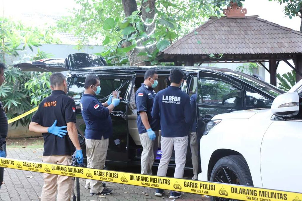 Penyidik gabungan saat memeriksa kasus dugaan bunuh diri Brigadir Ridhal Ali di Mampang Prapatan, Jakarta Selatan, Jumat (26/4/2024).