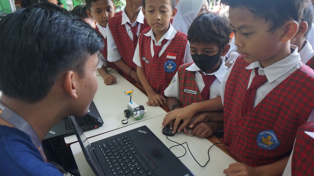Kalangan murid SD Negeri Airlangga 3 Surabaya, Jawa Timur, mencoba koding untuk menggerakkan robot, Selasa (30/5/2023). Koding dan robotika perlu dikenalkan sejak anak-anak untuk meningkatkan literasi digital sekaligus menjawab tantangan perkembangan industri di masa depan.
