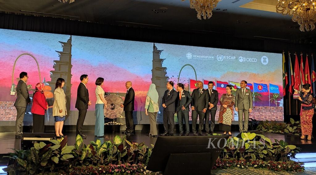 Kementerian Koperasi dan UKM bersama dengan UN-ESCAP dan OECD, serta berkolaborasi dengan OXFAM, World Benchmarking Alliance, dan INFID, menggelar 6th ASEAN Inclusive Business Summit 2023 di Nusa Dua, Badung, Bali, Rabu (23/8/2023). Menteri Koperasi dan UKM Teten Masduki (tengah) meresmikan pembukaan acara 6th ASEAN Inclusive Business Summit 2023. 