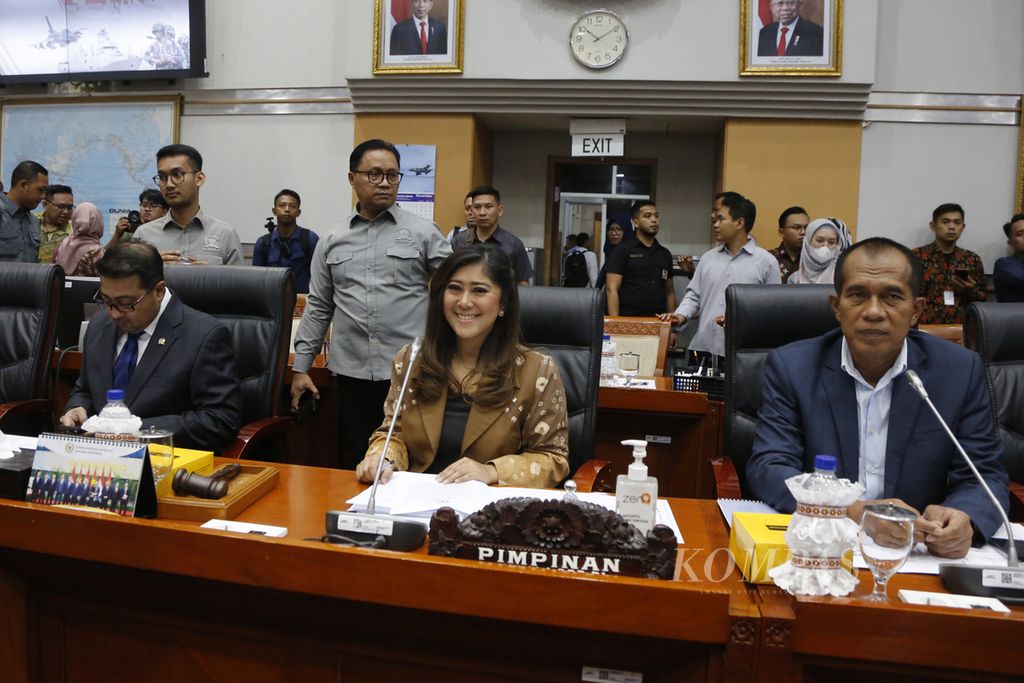 Ketua Komisi I DPR Meutya Hafid (tengah) memimpin rapat dengar pendapat dengar Jenderal Agus Subiyanto di Gedung Parlemen, Jakarta, Senin (13/11/2023).