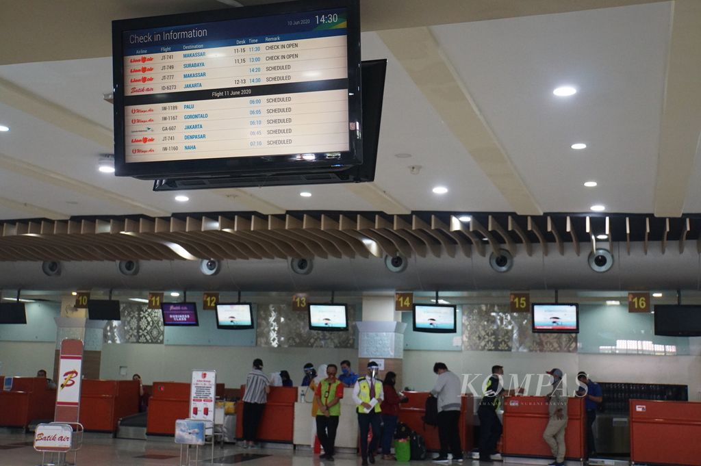 Suasana di aula keberangkatan Bandara Sam Ratulangi Manado, Sulawesi Utara, Rabu (10/6/2020), Jumlah penumpang pesawat di bandara tersebut turun drastis hingga 99 persen menjadi 1.485 orang pada Mei 2020 dibandingkan Mei 2019 akibat Covid-19.