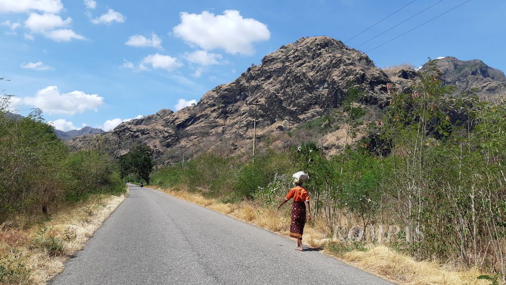 One of the road sections connecting the Integrated Border Post (PLBNT) in Wini to the PLBNT in Napan on Timor Island, East Nusa Tenggara Province, as of September 2022. The route is used by residents of Timor Leste to and from Oeccuse, an enclave area surrounded by Indonesian territory. Oeccuse is located beyond that hill.