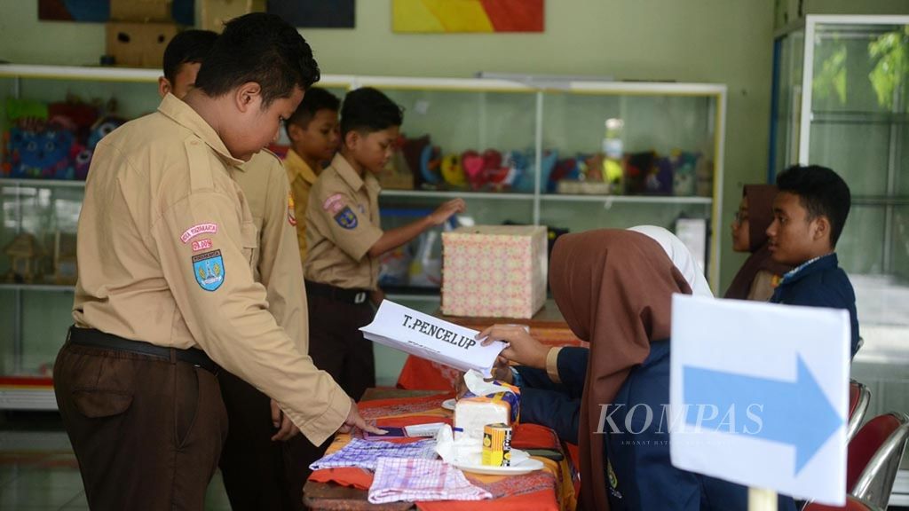 Murid menggunakan hak pilihnya dalam pemilu yang digelar untuk memilih ketua Organisasi Siswa Intra Sekolah (OSIS) di SMP Negeri 2 Yogyakarta, Yogyakarta, Jumat (18/1/2018). Kegiatan tersebut sekaligus sebagai sarana pembelajaran tentang demokrasi bagi siswa.