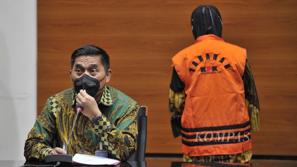 Deputi Penindakan Komisi Pemberantasan Korupsi (KPK) Karyoto memberikan keterangan terkait penahanan tersangka dugaan tindak pidana korupsi pengadaan pekerjaan jasa konsultansi di Perum Jasa Tirta II tahun 2017, Andririni Yaktiningsasi, di ruang konferensi pers Gedung KPK, Jakarta, Jumat (3/9/2021). 