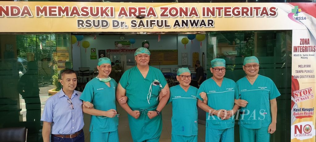 Tim dokter dari RSUD Saiful Anwar Malang dan RSUD dr Soetomo Surabaya seusai menjalani operasi pemisahan kembar siam Aliyah dan Aisyah, Sabtu (12/8/2023).