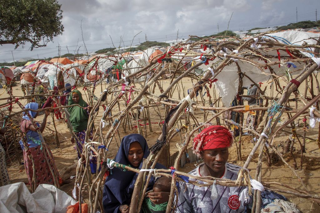 Seorang warga Somalia dan istrinya melarikan diri dari wilayah yang didera kekeringan dan mendirikan tempat tinggal sementara di kamp pengungsi di pinggir kota Mogadishu, Somalia, 4 Juni 2022. 