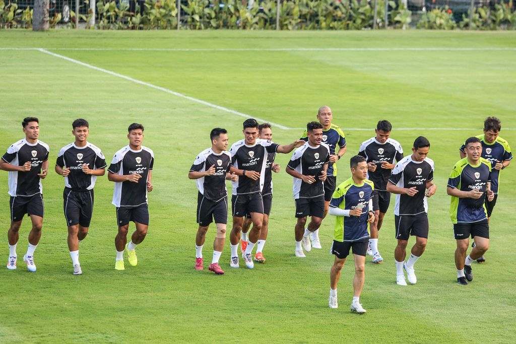 Pemain timnas sepak bola Indonesia berlatih di Lapangan A Kompleks GBK, Jakarta, Sabtu (31/8/2024). Latihan tersebut sebagai persiapan jelang putaran ketiga kualifikasi Piala Dunia 2026 zona Asia menghadapi Arab Saudi pada Kamis (5/9/2024) di King Abdullah Sports City Stadium, Jeddah.