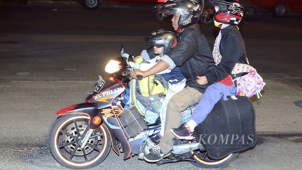 Pemudik motor milintas di Jalan Raya Kalimalang, Jakarta Timur pada Lebaran 2017 (21/6/2017) pagi. Meskipun saat ini banyak tawaran mudik gratis bersama, pemudik masih banyak yang memilih untuk menggunakan motor pribadi untuk pergi ke kampung halaman. 