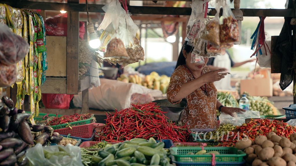 A Trader prepare vegetables to be sold late into the morning at Cakung Market, East Jakarta, Monday (11/7/2022). The upward trend in inflation will further erode the people's buying power, given the small increase in the minimum wage. 
