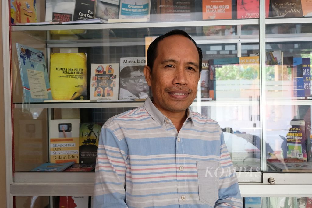 Penulis buku <i>Assikalaibineng: Kitab Persetubuhan Bugis</i> sekaligus Guru Besar Filologi Universitas Hasanuddin Muhlis Hadrawi, di Makassar, Sulawesi Selatan, Rabu (18/10/2023).